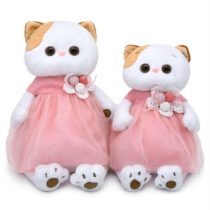 Cat Li-Li in a dress with knitted berries