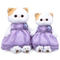 Katze Li-Li in einem Lavendelkleid