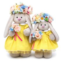 Hase Mi im gelben Kleid und Kranz